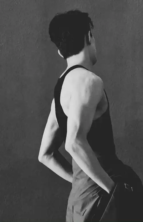 看不出来这是我们新晋内娱男菩萨吴磊叭这图片上这腹肌这胸肌一看眼熟