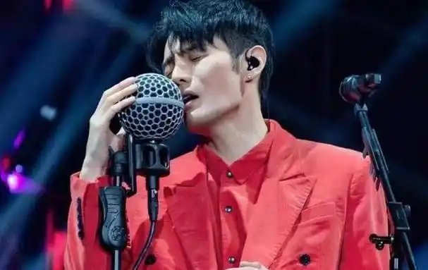 尤其李荣浩的爱人杨丞琳,应该是吴青峰写歌最多的女歌手