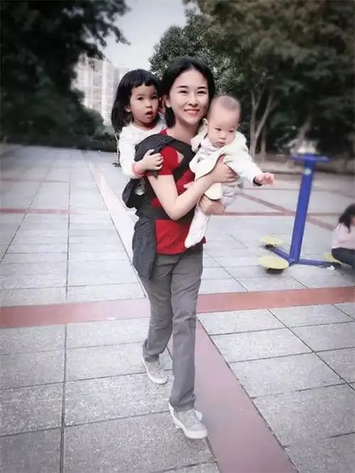 23岁地震失去双腿女儿, 28岁再嫁海归儿女双全,连鲁豫都佩服她