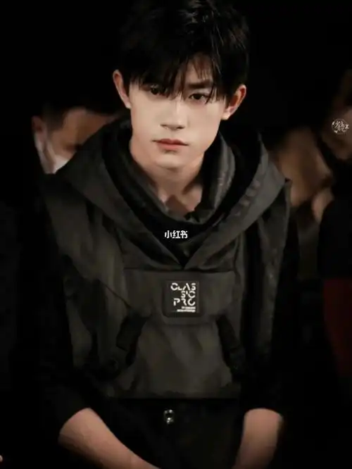 易烊千玺   #易烊千玺未来无界   #易烊千玺壁纸   #向全世界安雷最