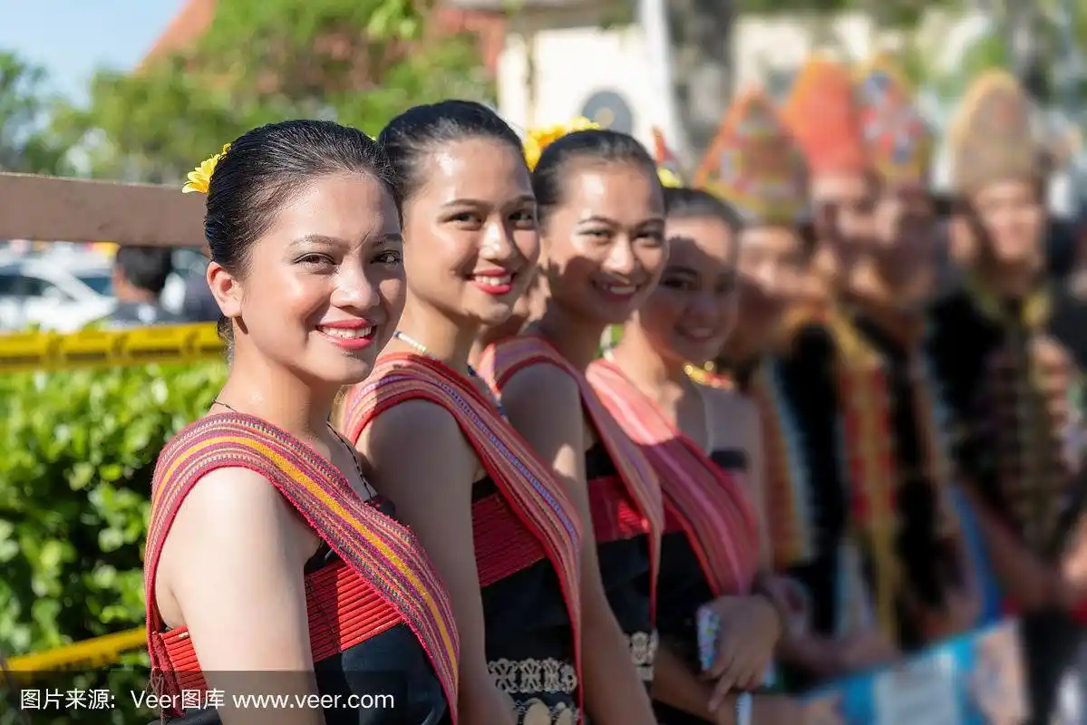 马来西亚婆罗洲本地人的肖像在传统服装