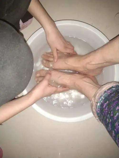 给奶奶洗脚.