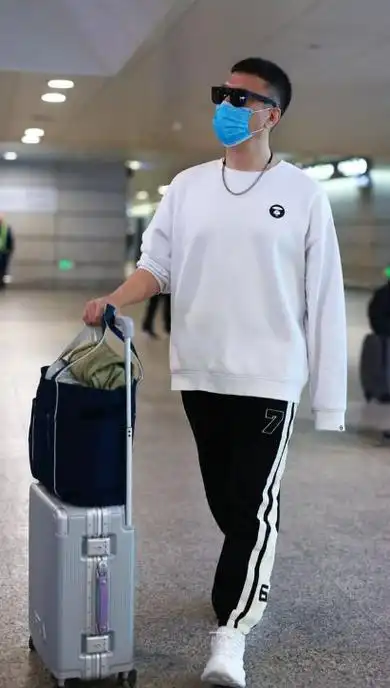 孙红雷现身上海机场黑白风搭配展现经典气质年轻帅气