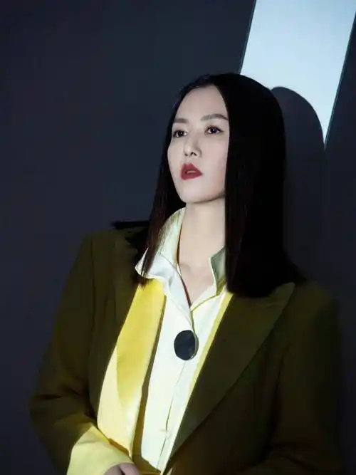 谭维维演绎 st. john 2022 春夏系列西装套装_鹅黄色_暖意_生命