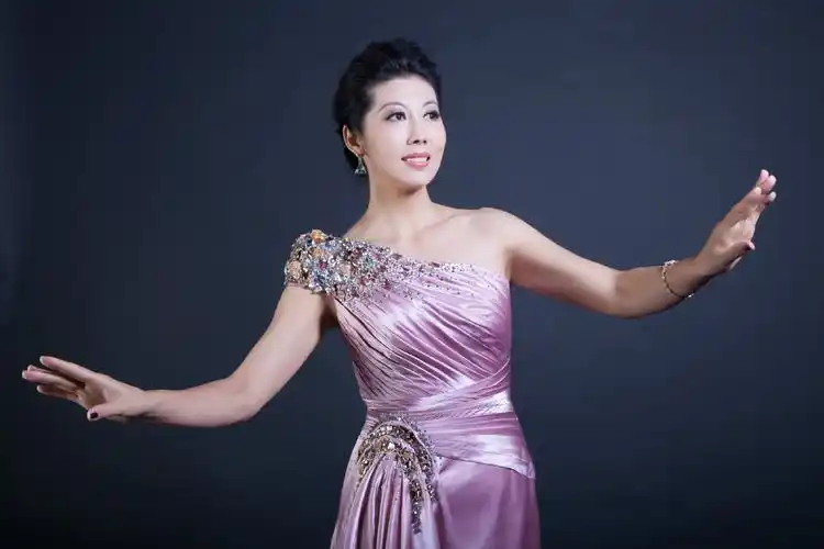 p>宋雪,新疆籍女中音歌唱家,原东方歌舞团歌唱演员兼主持人.