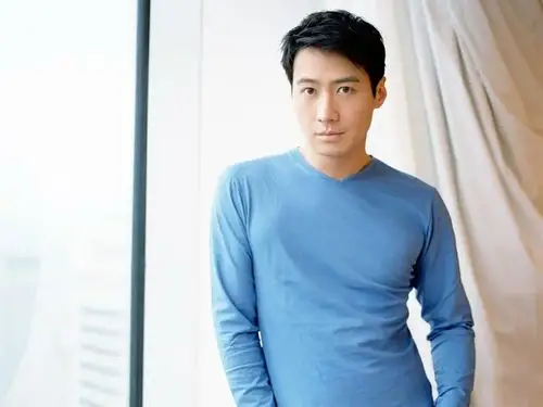 甜甜短发跟以前的四大天王的黎明脸快重合了