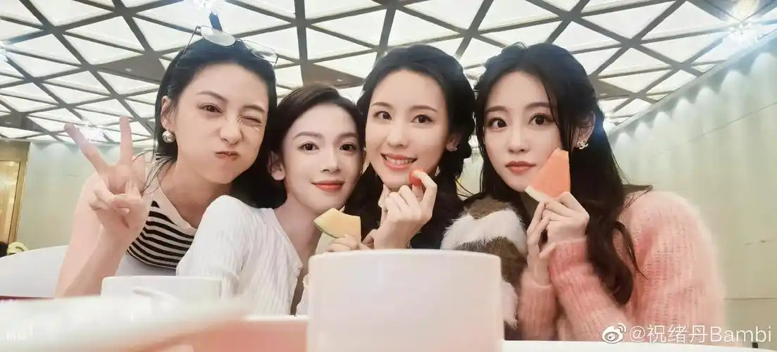 祝绪丹晒狐妖剧组合照～ 试问谁能不爱美女呢