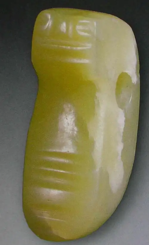 上博玉蚕,兴隆洼文化,长3.2厘米,宽1.