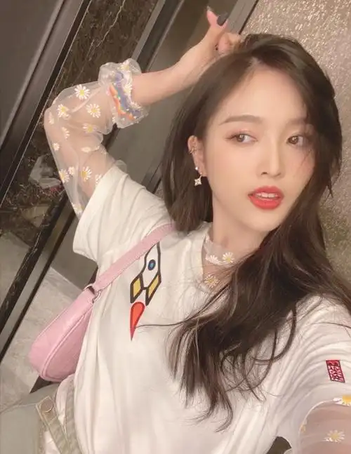 吴宣仪穿白t恤自拍甜美可爱,看到镜子里面的长腿,我心动了!