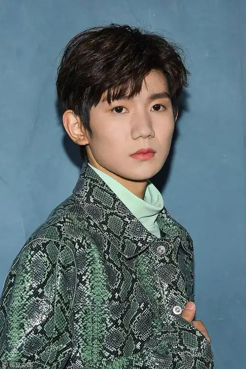 奚梦瑶林依晨givenchy秀比美 王源皮衣红裤气场足