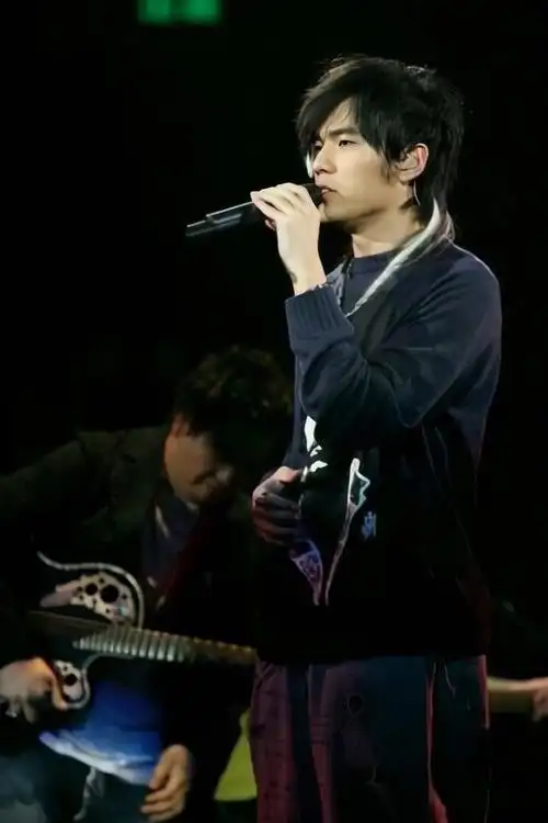 周杰伦2004年无与伦比演唱会的造型绝了,每一套都非常出彩,都非常适合