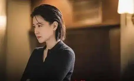 大指挥家的李英爱,留着短发,穿得西装革履,为何这么飒?