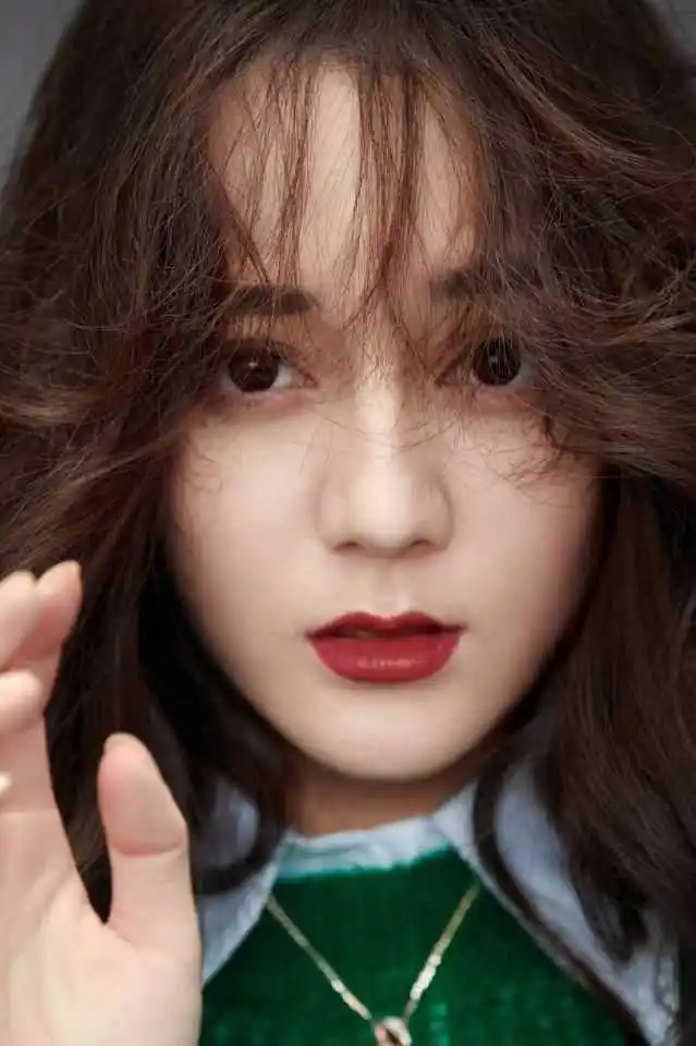 迪丽热巴挑战空气刘海,造型甜美如初恋,但眼神却不失妩媚感!