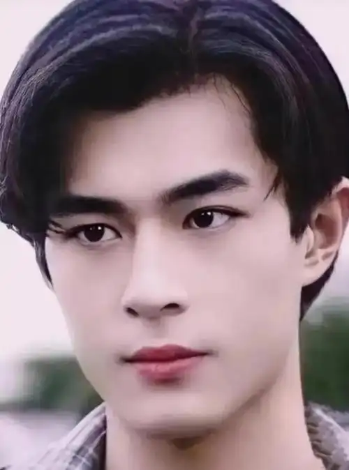 无论是穿着头套的古装还是现代装的寸头造型,古天乐都能游刃有余地