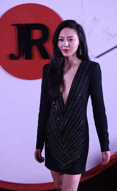 黄梦莹的脸蛋太瘦了穿上礼服裙之后身材出乎意料的好