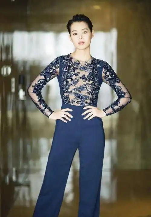 原创胡杏儿身材真好穿印花连体裤一点赘肉都没有看不出是当妈的人