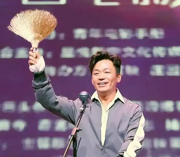 上海这一夜,宋佳身高傲人,王一博c位难让,大鹏高举"引导牌"_腾讯新闻