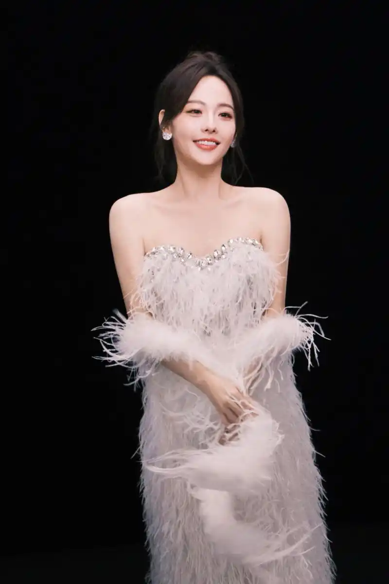 张嘉倪白色抹胸羽毛裙,轻盈柔美自在从容