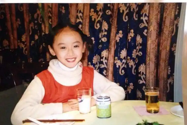 袁冰妍打广告太走心,晒童年照和现在做对比,从小就是美人胚子