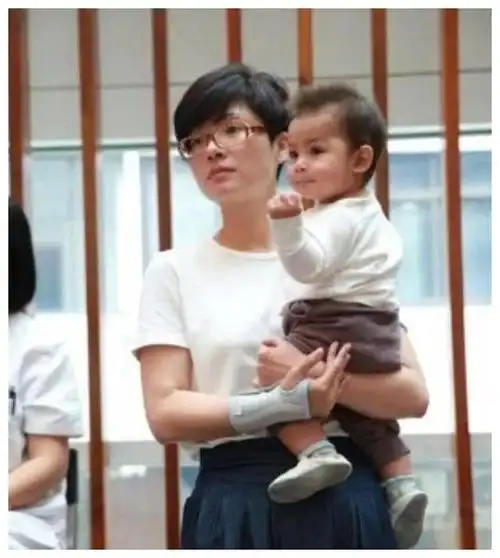 著名主持人吉雪萍,嫁富豪老公幸福美满,一女一儿凑成了一个好字