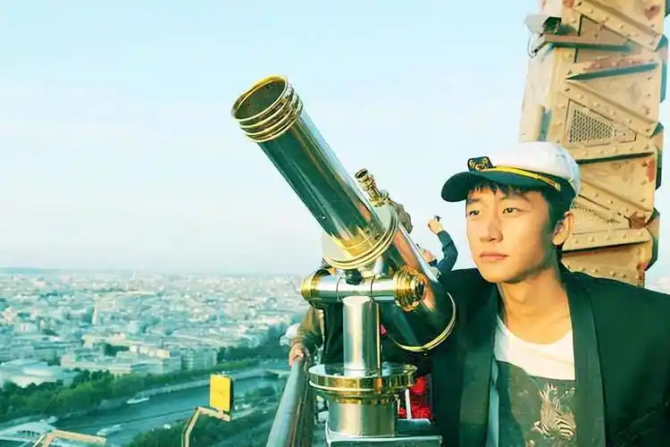 当红小生黄轩:单亲母亲抚养他长大,继母给予他温暖