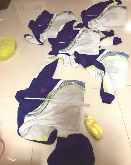 初二2班"90后"班主任王明珠发现班里几名学生的校服比较脏,她既心酸又