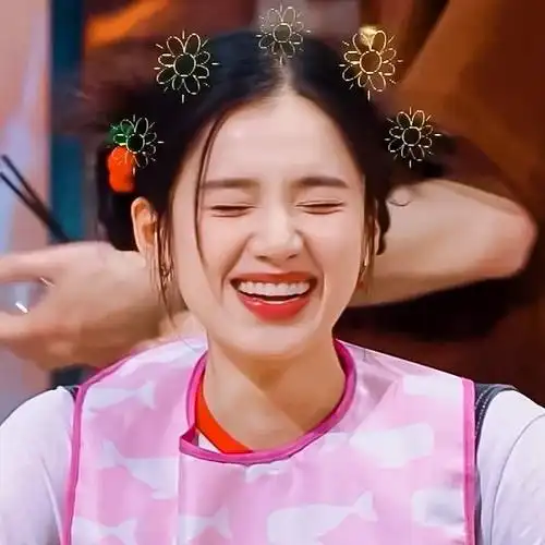 9696我怒马一组仪包的头像#以为张婧仪在尹昉嘴边打蛋