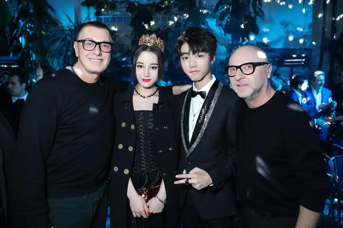 王俊凯与迪丽热巴出席dolcegabbana2018秋冬高级女装礼服系列时装秀