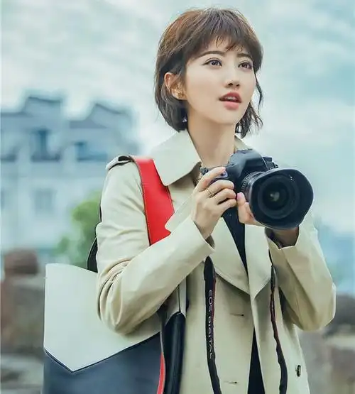 曝光了一组剧照,除了有新戏受到高度的期待之外,景甜减了一头短发更是