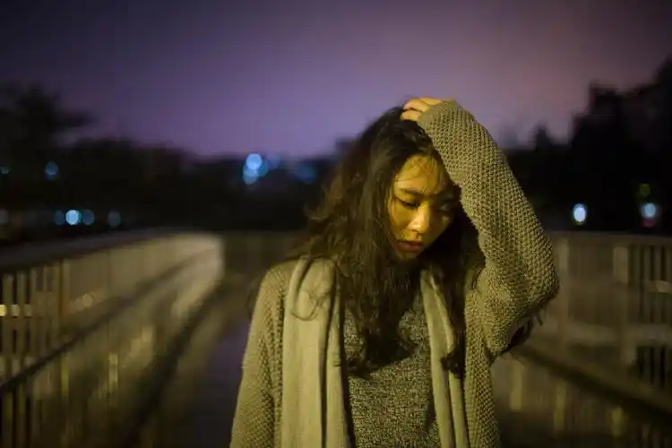 思念一个人的句子经典短句(忘不了一个人的经典句子,想念一个人,是