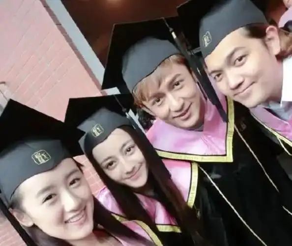 迪丽热巴大学3个同班同学前2个红到发紫唯独最帅的他被人遗忘