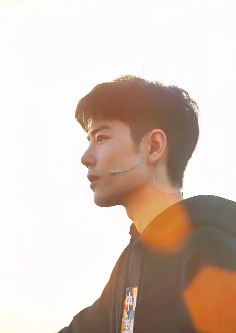 肖战#肖战天台侧颜照 看帅哥的同时也要注意保暖喔 - 抖音