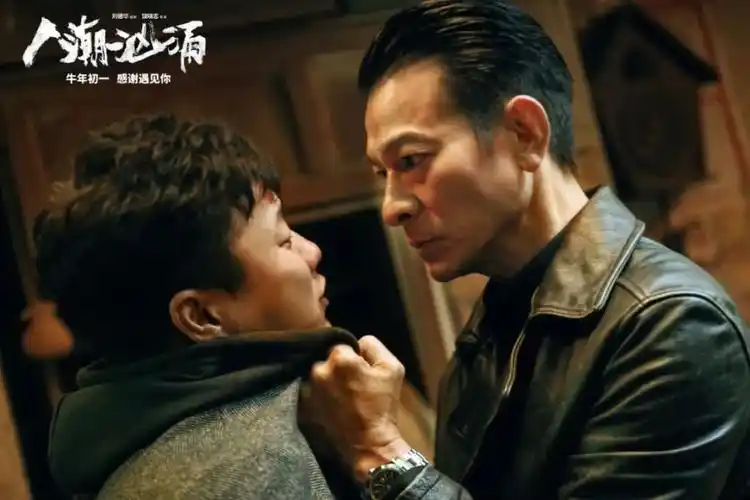 刘德华一定是电影里穿皮衣最好看的,在电影里穿了30多年皮衣_腾讯新闻