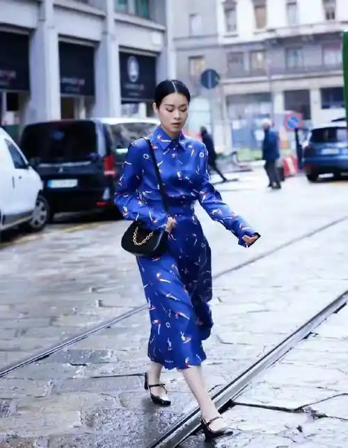 原创胡杏儿知性街拍新风尚海蓝印花配裙装简约黑包点亮全场