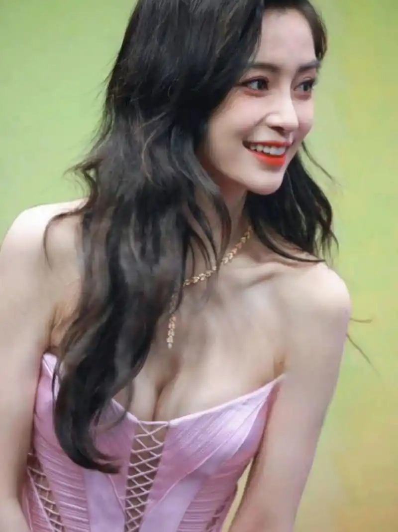 angelababy参加某活动生图曝光,穿粉色抹胸羽毛礼服裙