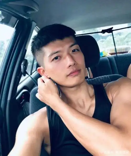 爱自拍的网红肌肉男模,男友力超级max,连隐隐的胸毛都很性感!