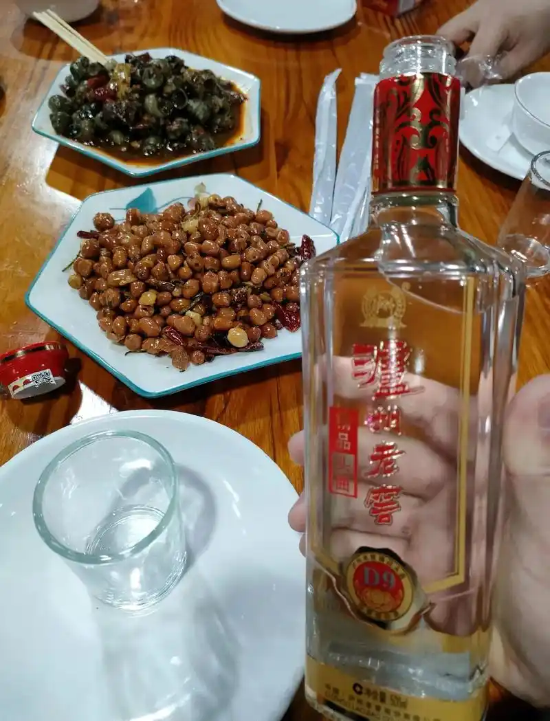 多希望在喝酒的时候,身边有个人拉着我说 少喝点,可现实总有几 - 抖音