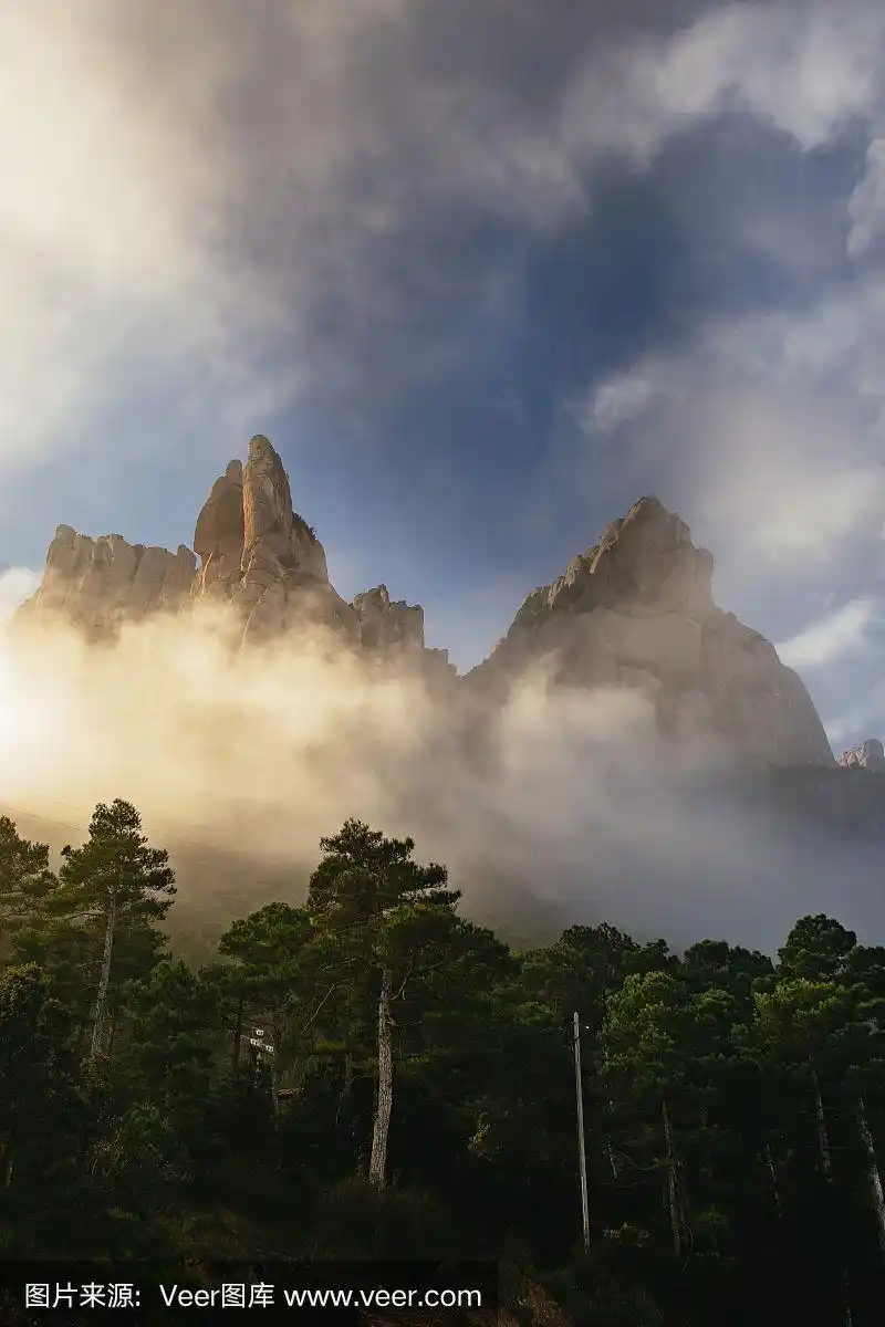 巍峨的山峰耸立在森林之上