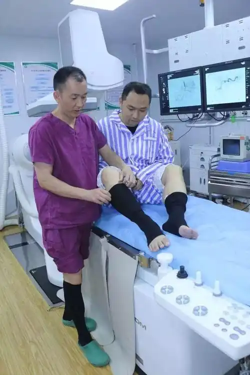 这家医院有群穿"丝袜"的男人,原因又暖又辛酸