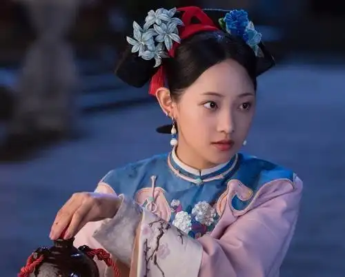 这一次跟许凯搭档的是吴佳怡,饰演女主苏犹怜,小巧精致的五官看上去