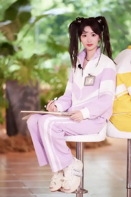 毛晓彤超话#毛晓彤y2k编发好甜#今天是青环大学医学院新生,双马尾学妹