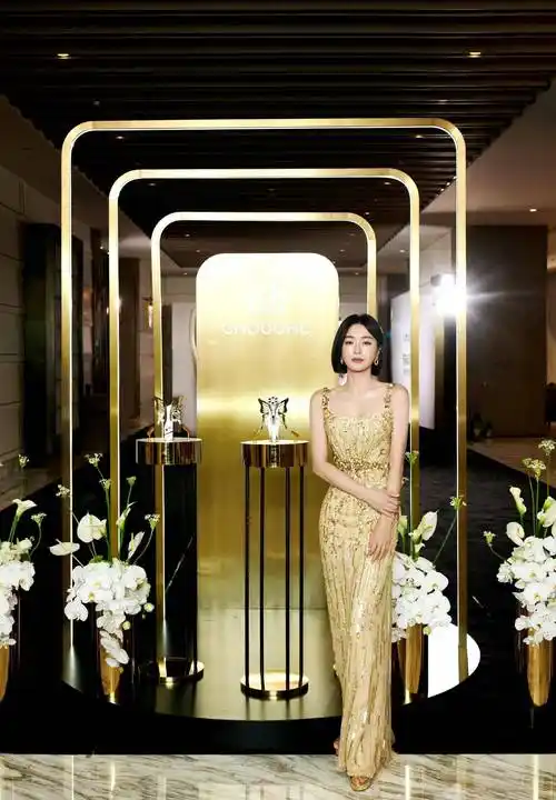 43岁秦岚身穿金色亮片吊袜带礼服出席活动,优雅贵气!_身材_显得_气质