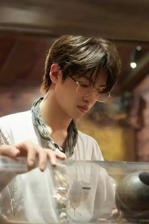 (上)高清剧照之黄明昊@jjjustin0219】戴着金属框眼镜的小贾超帅气