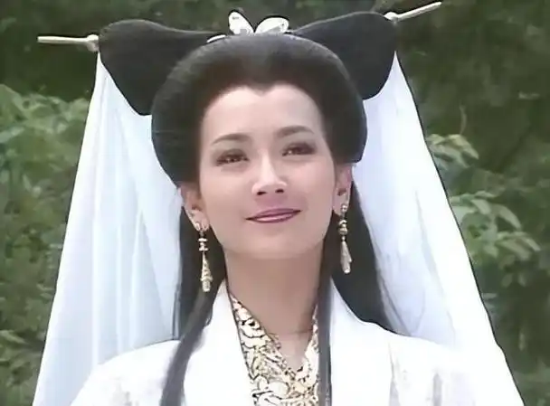 剧中同样一袭白衣的"白素贞"简直美若天仙;就连她在剧中的一颦一笑,都