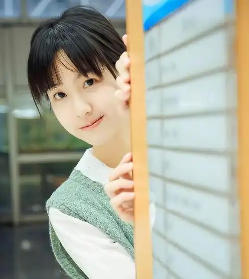 电影在路上之普通人校花陈都灵靠素颜证件照进娱乐圈