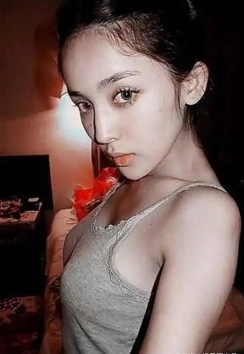 古力娜扎学生时代旧照,穿雪白婚纱拍写真,与现在肤色反差真明显
