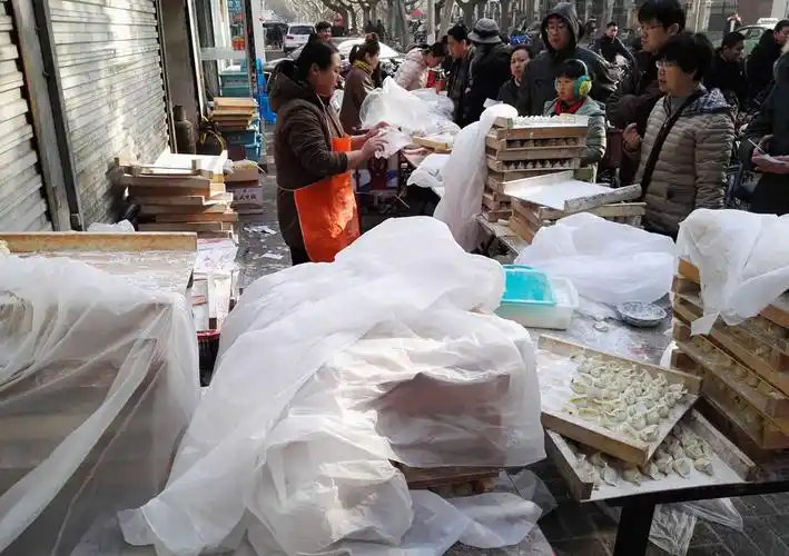 冬至全城吃饺子!街头饺子馆中午卖出1000多斤饺子