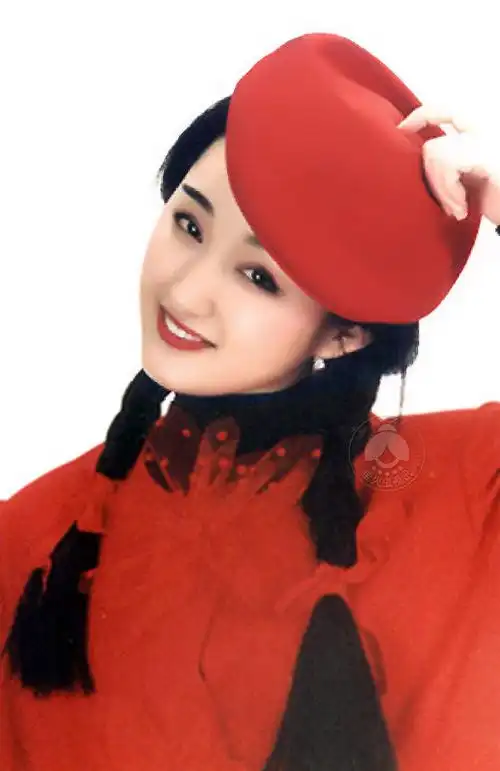 就这组旧照而言,少女时期的杨钰莹可以说是青春逼人,清纯得超出想象