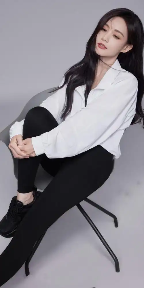 李一桐丝袜美腿大赏她是越来越有女人味了