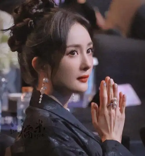 当37岁杨幂和44岁秦岚同框,我才彻底明白,什么叫顶级骨相